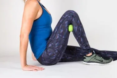 فشار آوردن به نرمه ساق پا با توپ لاکروز