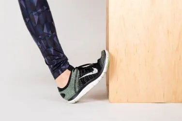 کشش نرمه ساق پا به کمک دیوار