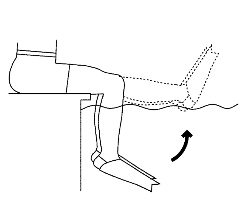 آب درمانی - خم و راست کردن مقاومتی زانو لبه استخر با کفش غواصی