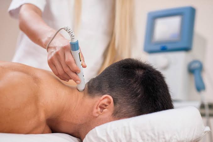 فتق دیسک گردن چیست؟ علائم، خطرات و درمان بدون جراحی