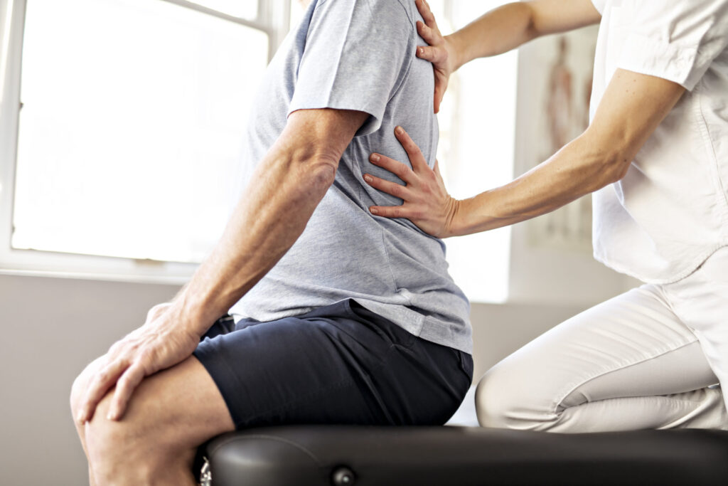 درد ستون فقرات نشانه چیست؟ (از بین دو کتف تا پشت معده) + درمان